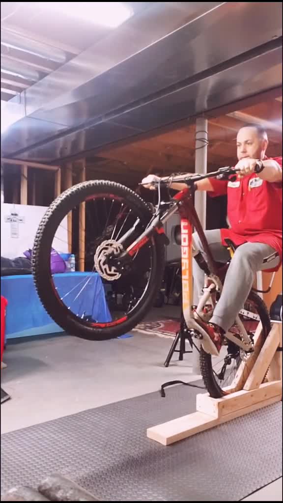 polygon bike是一家國際知名的專業(yè)自行車公司 主要生產(chǎn)制造鋼 鋁合金 碳纖維等材質(zhì)的自行車 其設計團隊和研發(fā)團隊中,有許多國際知名的一線冠軍騎手 產(chǎn)品特色比較注重用戶的體驗 在車界獨樹一格的polygon,擁有著自主生產(chǎn),專業(yè)組裝和終端銷售的一站